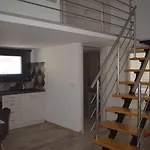 Selena Kamári